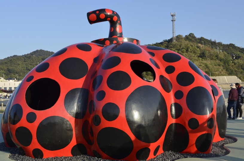 香川 赤かぼちゃ 黄かぼちゃ 直島で大人気 瀬戸内芸術国際16 暇さえあればどっか行く ﾟdﾟ